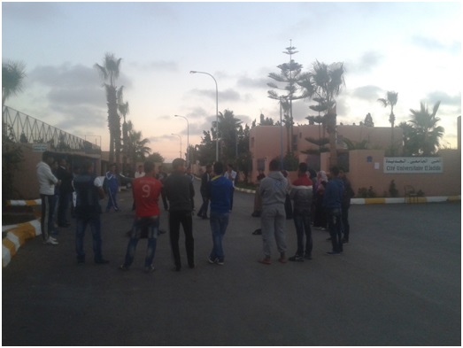 عاجل: الطلبة المعتصمين بالحي الجامعي بالجديدة محاصرين داخل بهو الادارة