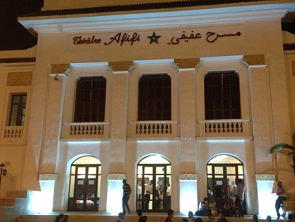 القنصل الفرنسي بالمغرب يغضب من تعطل الإنارة والكهرباء أثناء حضوره بمسرح عفيفي