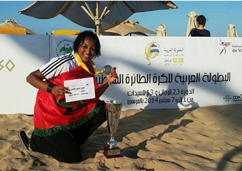 تتويج البطلة إكرام طائفي والمدربة نزهة القاسمي من الأولمبيك الجديدي في البطولة العربية بتونس للكرة الطائرة الشاطئية