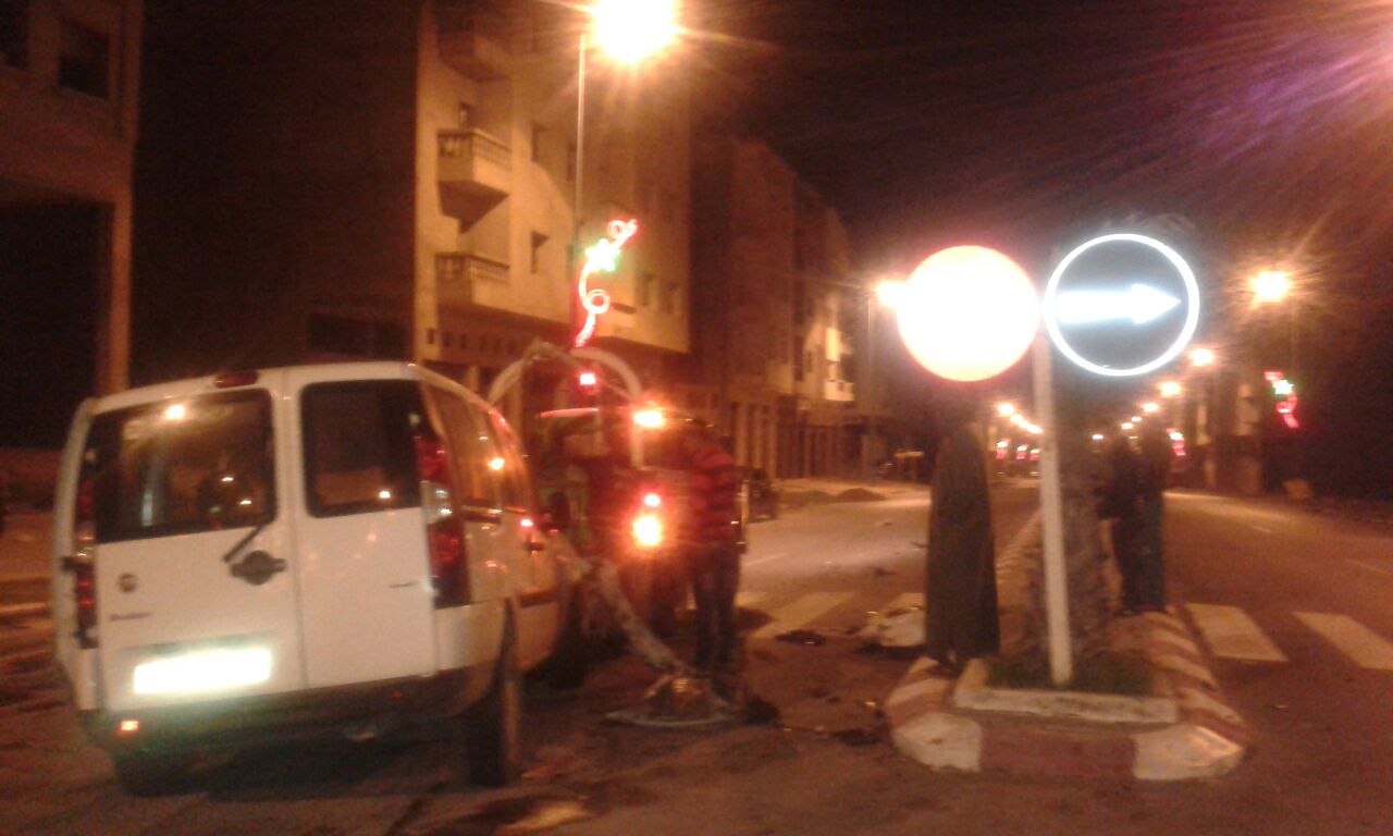 سائق شاحنة مخمور يصدم 4 سيارات وسط أزمور ويلوذ بالفرار