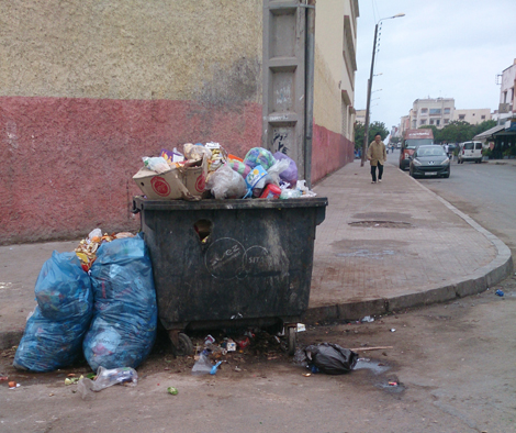 بالفيديو.. تصرف غريب وخطير من طرف احد عمال النظافة بالجديدة