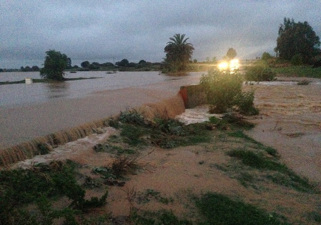 ارتفاع منسوب واد فليفل يقطع الطريق بين الجديدة وأولاد فرج + صور