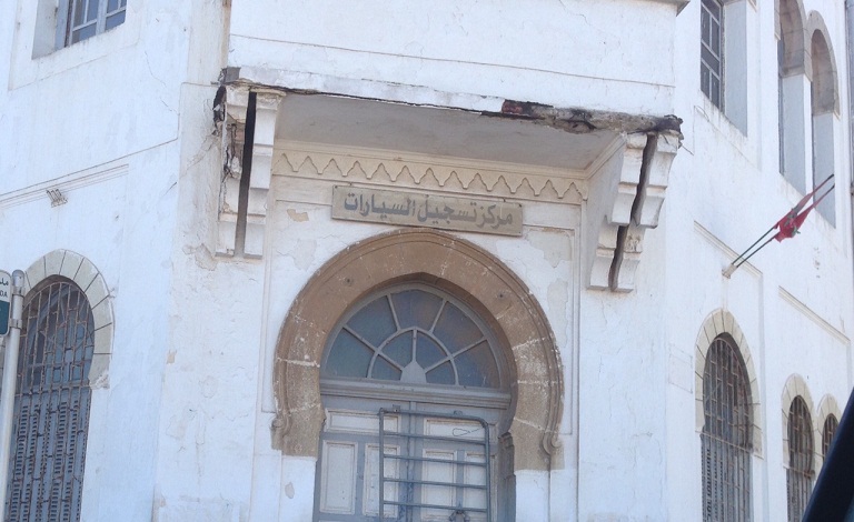 الواجهة الرئيسية لبناية مركز تسجيل السيارات بالجديدة مهددة بالسقوط