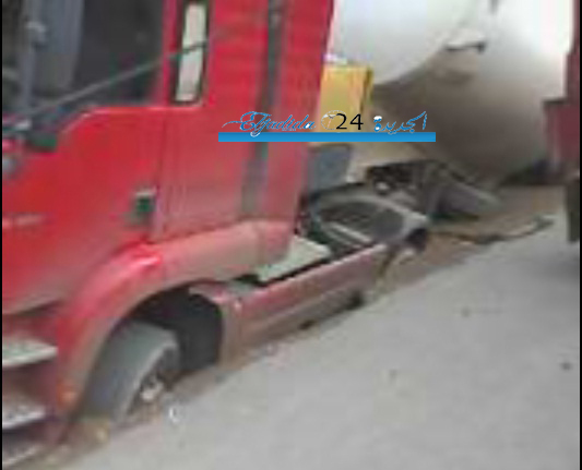 بالصور ... سقوط شاحنة لنقل الاسمنت في قناة الصرف الصحي