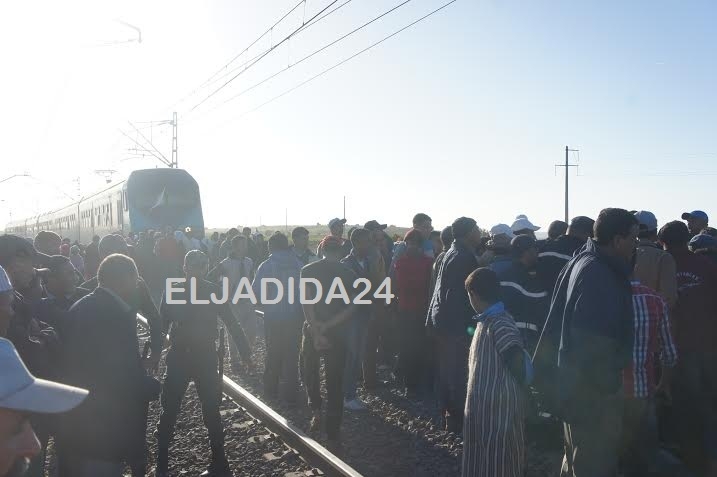 هيئة حقوقية بالجديدة تندد باعتقال شخصين في أحداث الهجوم على قطار البيضاء وتحمّل السلطات مسؤولية تأخر بناء ممر أرضي للسكة الحديدية بتراب الحوزية