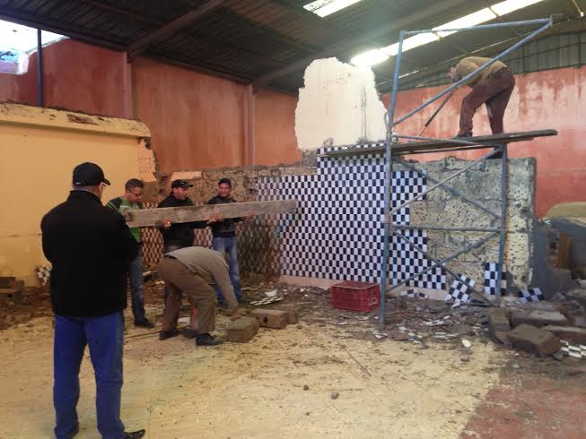 السلطات المحلية تهدم بناء عشوائيا داخل مشواة للسمك بوسط الجديدة