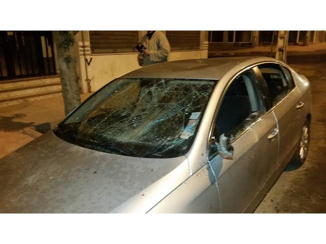 بالصور.. شاب هائج  يكسر أزيد من 10 سيارات قرب السوق المركزي بالجديدة