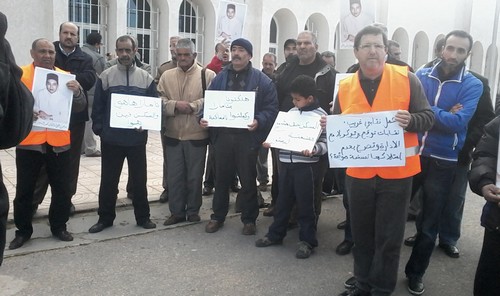 متقاعدو ومستخدمو السكك الحديدية بالجديدة يحتجون أمام محطة القطار + فيديو