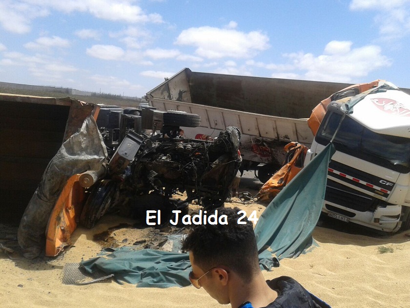 بالصور.. 26 جريحا في اصطدام بين شاحنتين وحافلة لنقل المستخدمين بطريق الجرف الأصفر