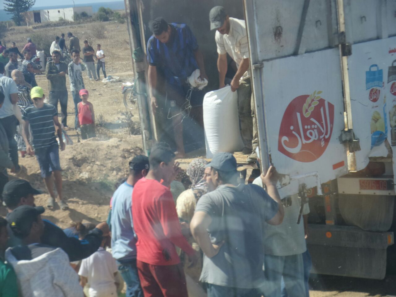 ڤيديو .. مواطنون يغنمون أطنانا من القمح والدقيق لشاحنتي حادثة سير طريق الجرف الأصفر