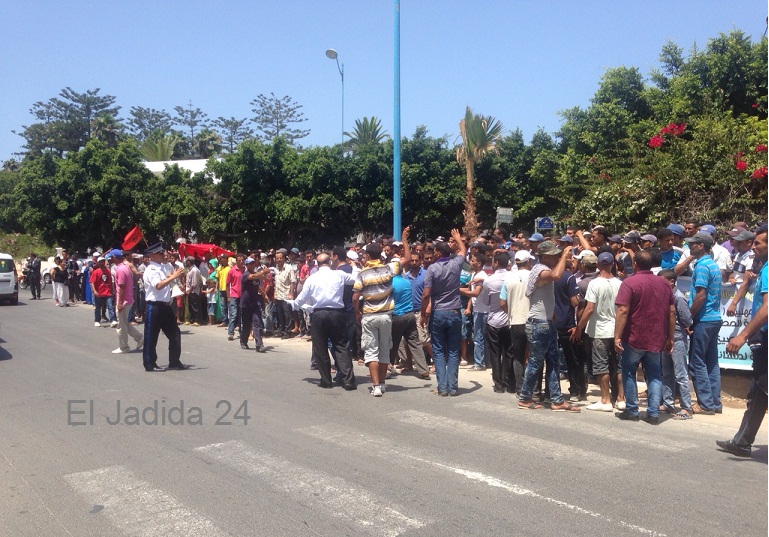 المئات من منتسبي قطاع جني الطحالب البحرية يحتجون أمام عمالة الجديدة