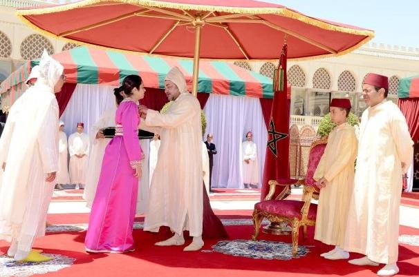 جلالة الملك يوشح ابنة الجديدة إيناس المعتز بالله بعد حصولها على أعلى معدل بكالوريا..