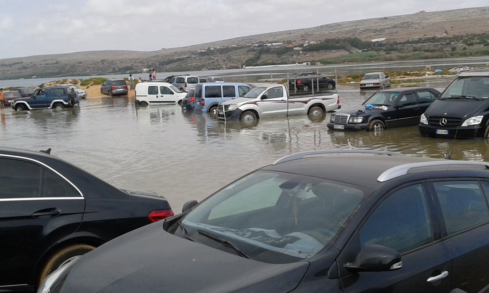 مياه المحيط الأطلسي تحاصر أكثر من  200 عربة بشاطيء سيدي موسى بإقليم الجديدة + فيديو