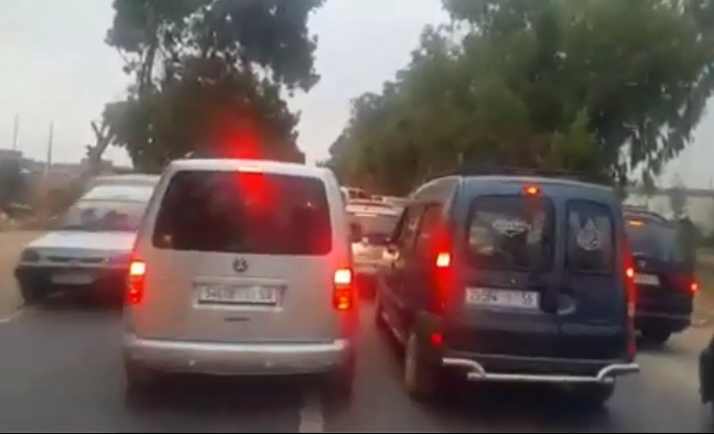 مواطنون أمضوا أزيد من ساعتين في 10 كلمترات بطريق الجرف الأصفر للوصول الى الجديدة + فيديو