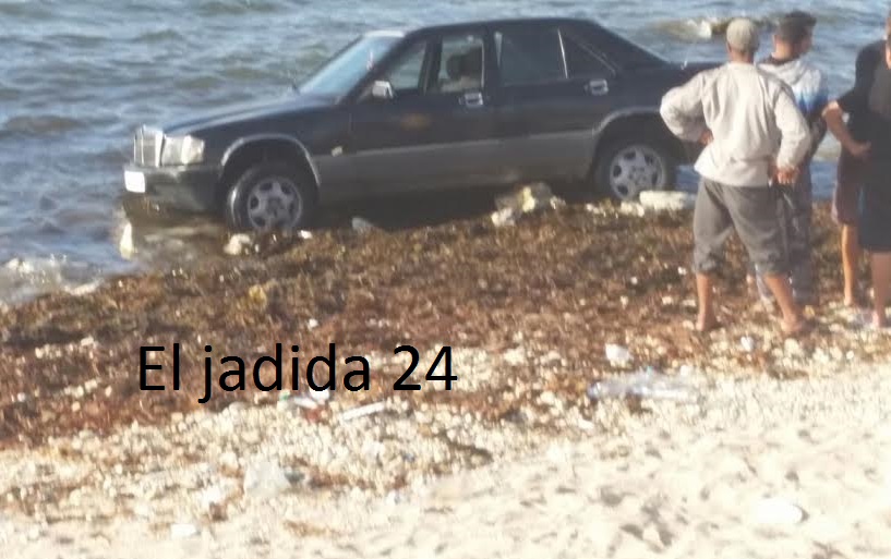 نجاة ركاب سيارة بعد سقوطها داخل الشاطيء الصخري للجديدة
