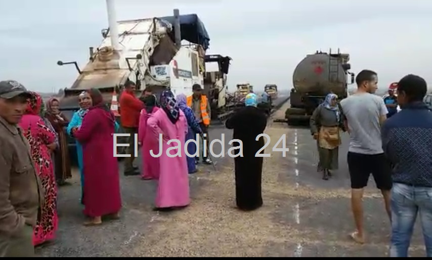 مواطنون يقطعون الأشغال بالطريق السيار بضواحي الجديدة والوضع مرشح للتصعيد
