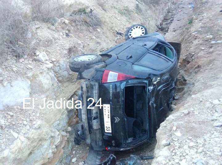 انقلاب سيارة وسقوطها داخل حفرة للأشغال بطريق الجرف الأصفر