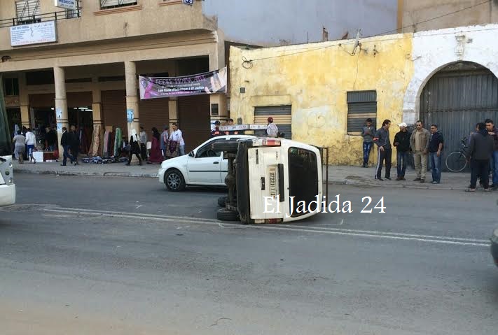 بالصور.. انقلاب سيارة في الشارع العام بوسط بالجديدة