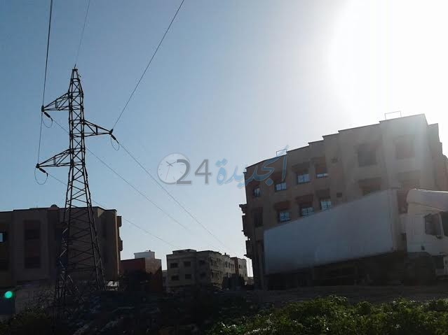 الأسلاك الكهربائية عالية التوتر بحي السلام بالجديدة وخطورتها المتزايدة على الساكنة