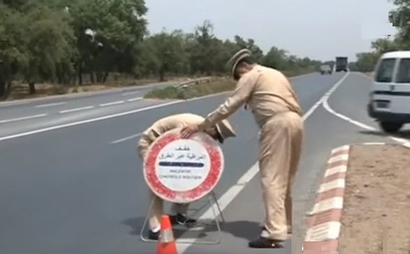 نقالة وسائقو حافلات يتهمون أحد عناصر المراقبة الطرقية بالجديدة بالابتزاز والارتشاء
