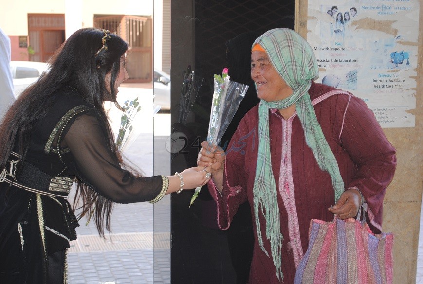 حصيلة 8 مارس بالجديدة: استفادة 364 امرأة من نقل مجاني وتوزيع 1300 وردة و3000 مجلة و1000 مادة تجميلية