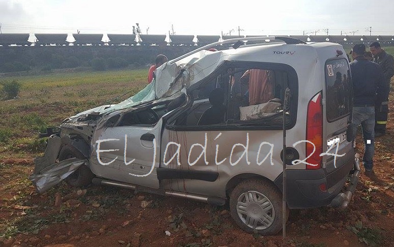 بالصور.. اصابة ستة أشخاص في حادثة انقلاب سيارة قرب الجرف الأصفر‎