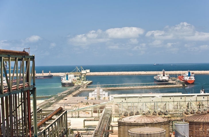 اندلاع النيران في الكبريت بالرصيف 4 بميناء الجرف الأصفر