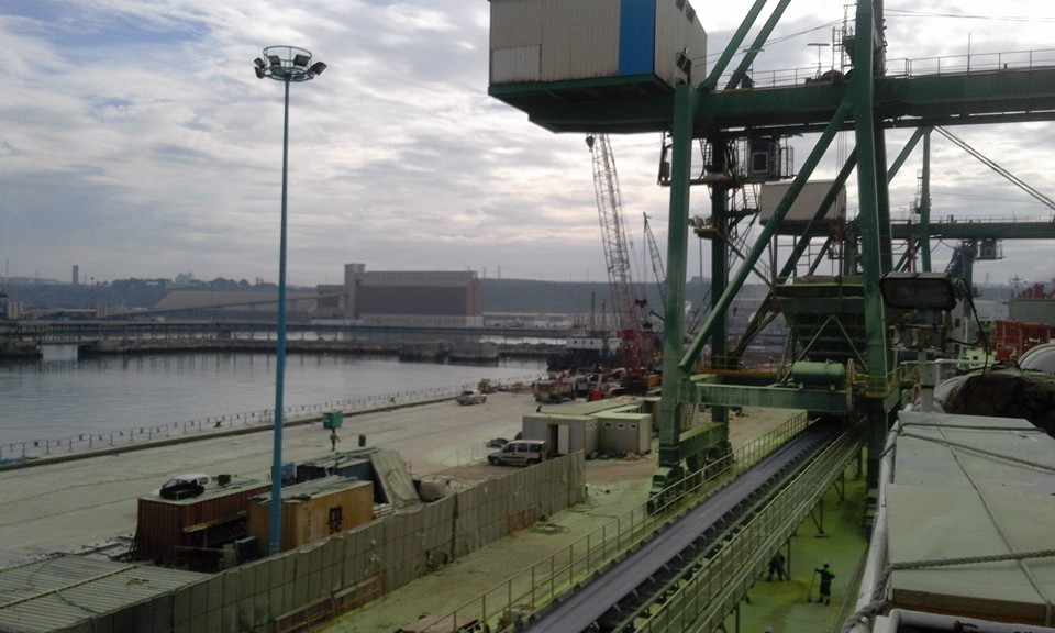 مجهولون يستبيحون ميناء الجرف الأصفر.. والسلطات في حالة شرود