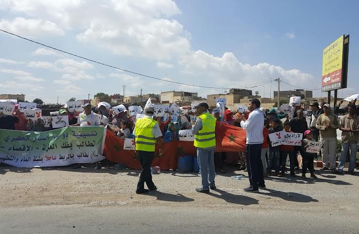 ساكنة دوار الحاج عباس بالجديدة ينظمون وقفة احتجاجية بشارع جبران خليل جبران (فيديو)