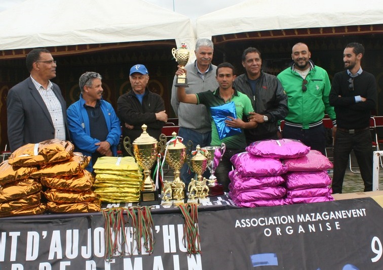 بالصور.. اسدال الستار عن النسخة الرابعة لدوري 'حومتي' بتتويج فريق حي 'لالة زهرة'