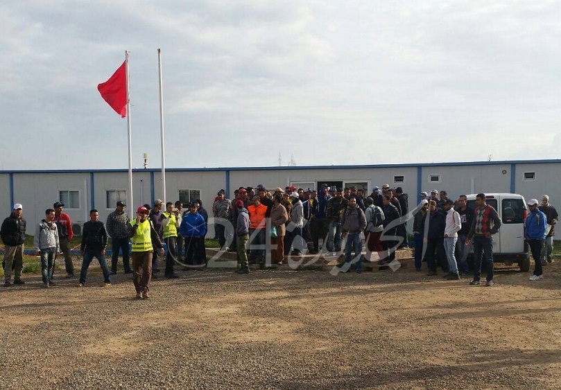 عمال شركات المناولة يحتجون بالمركب الكيماوي بالجرف الأصفر