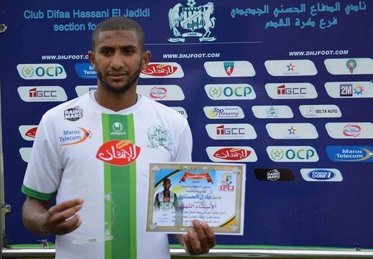 اللاعب عادل الحسناوي يمدد عقده مع فريق الدفاع الجديدي لثلاث مواسم