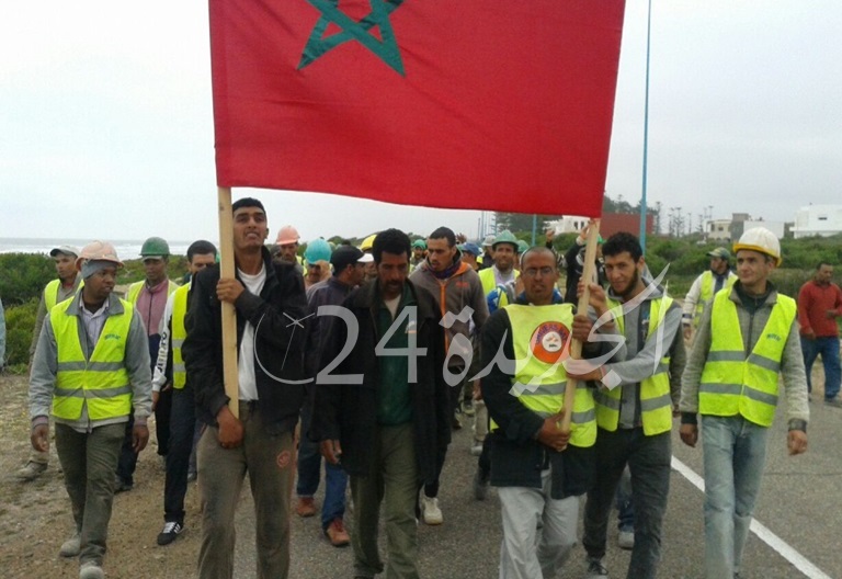بالصور.. السلطات تمنع مسيرة عمالية بمدخل الجديدة كانت متوجهة إلى مقر العمالة