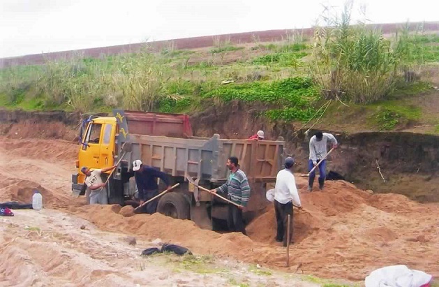 شرطة آزمور توقف شخصين وتحجز شاحنة محملة بالرمال المسروقة