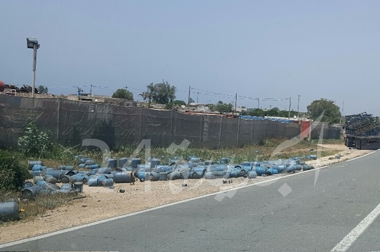 بالصور .. سقوط عدد كبير من قنينات غاز البوطان  من شاحنة قرب الجرف الأصفر