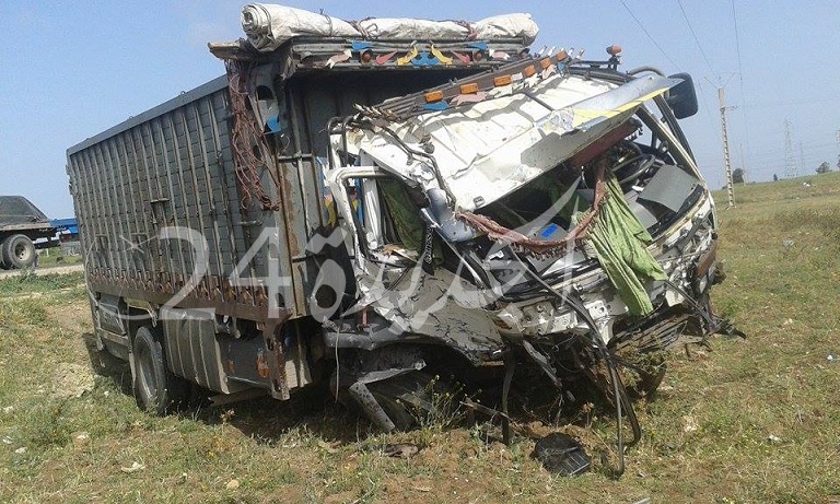 بالصور.. دراجة هوائية تتسبب في اصطدام وانقلاب شاحنتين قرب الجرف الأصفر