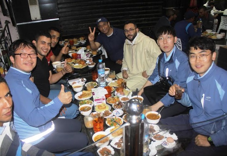 بالصور.. شركة سامسونغ الكورية تنظم عملية إفطار جماعي لفائدة المعوزين بالجديدة