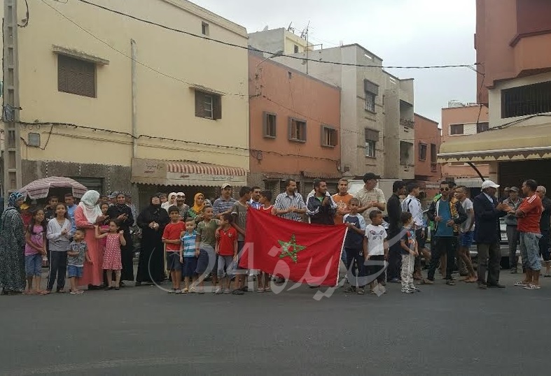 تثبيت لاقط هوائي فوق أحد المساكن يثير احتجاجات الساكنة بحي لالة زهرة بالجديدة + فيديو