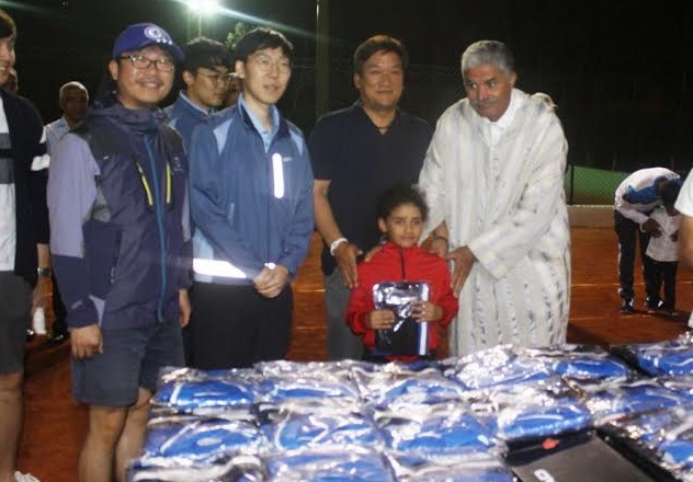 نادي الدفاع الجديدي للتنس يشجع الأطفال على  ممارسة اللعبة بشراكة مع شركة سامسونغ