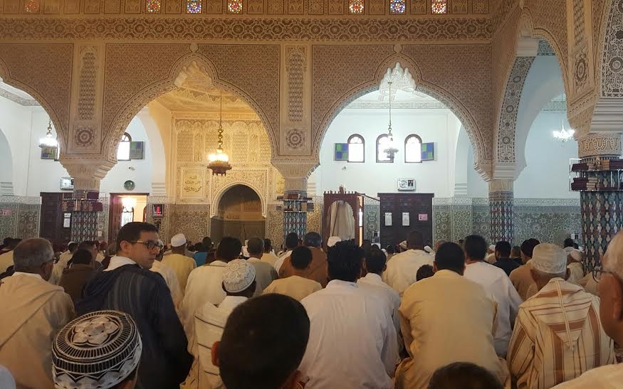 الآلاف من الجديدين يؤدون صلاة العيد في المساجد بعد تعذر إقامتها في المصلى