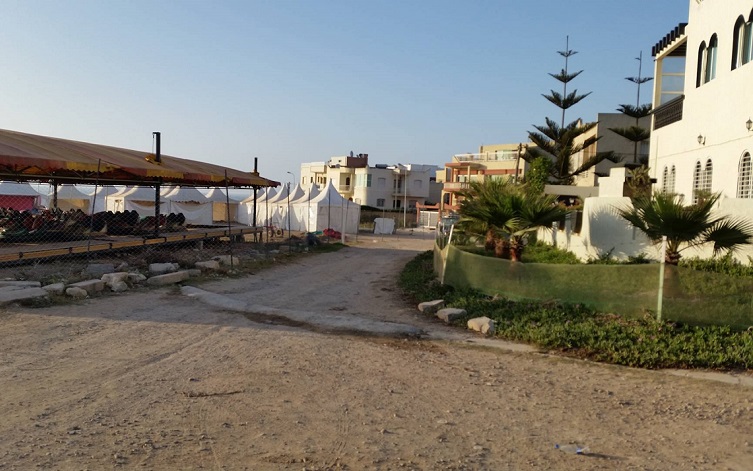 ترخيص ''مشبوه'' لمعرض تجاري بساحة سياحية بمنتجع سيدي بوزيد