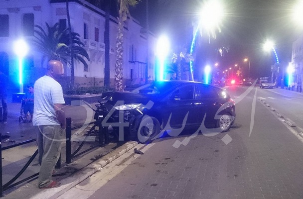 بالصور.. سائق مخمور يصطدم بساحة مسرح عفيفي ويتسبب في خسائر مادية كبيرة