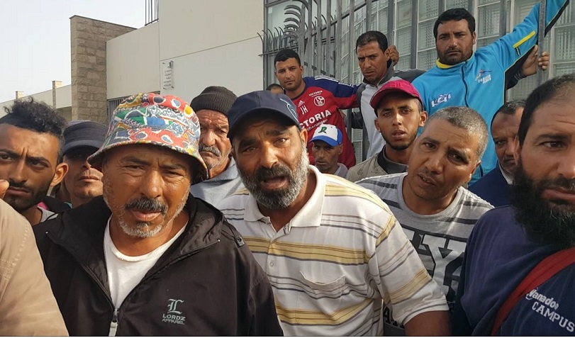 بالفيديو.. مهنيو جني الطحالب البحرية يحتجون على انعدام الأمن بميناء الجديدة ويطالبون بتنظيم القطاع