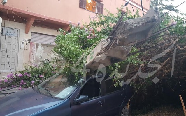 بالصور.. خسائر مادية في انهيار عمود كهربائي اسمنتي بوسط الجديدة