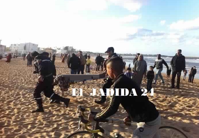 مياه البحر تلفظ جثة الشاب الذي غرق بشاطئ الجديدة أمس الاحد