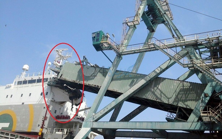 تصادم آلة رافعة بسفينة في ميناء الجرف الأصفر والكارثة تم تفاديها بأعجوبة