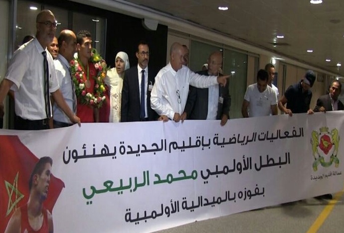 بالصور.. هذه هي الشخصيات الدكالية التي استقبلت الملاكم محمد ربيعي في مطار محمد الخامس