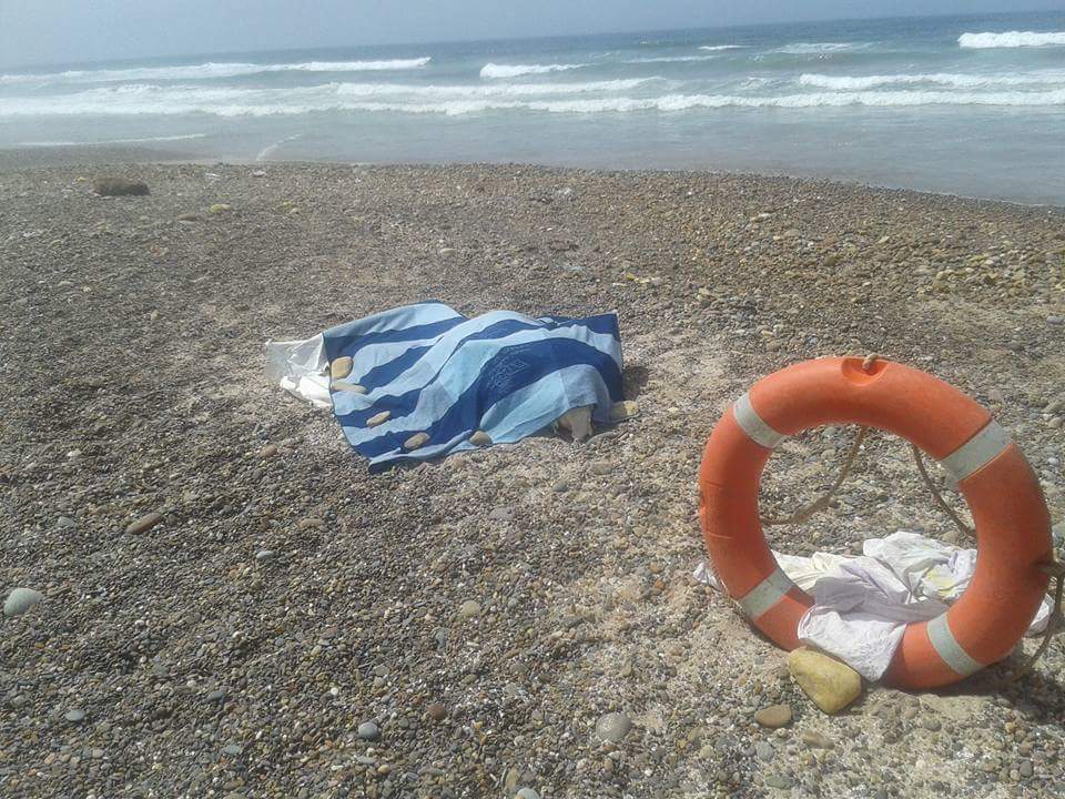 مياه البحر تلفظ على شاطىء الحوزية جثة امرأة متحللة وقارب صيد