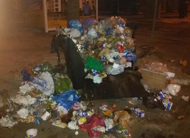 الأزبال تغزو شوارع الجديدة بسبب التجهيزات المهترئة لشركة النظافة