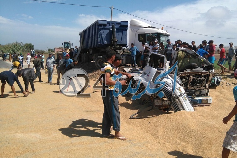 بالصور.. اصطدام ''رموك ب''بيكاب'' يخلف قتيلين على مقربة من الجرف الأصفر